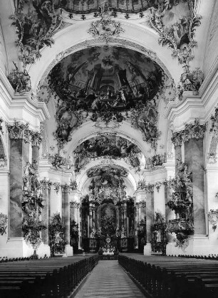 Ottobeuren. Benediktinerabtei Ottobeuren. Klosterkirche Sankt Theodor Sankt Alexander (1737-1756; S. Kraemer, J. Effner, J. M. Fischer). Inneres zum Altar