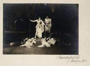 "Ein Sommernachtstraum" von William Shakespeare. Szene mit Antonia Dietrich als Helena und Felix Steinböck als Demetrius (stehend), Grethe Volckmar als Hippolyta, Heinz Woester als Theseus, Lotte Gruner als Hermia und Adolf Wohlbrück als Lysander (liegend). 4. Akt, 1. Szene. Dresden: Schauspielhaus, 12.06.1930
