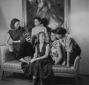 Gruppenaufnahme von sechs jungen Damen