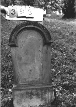 Grabstein 396 (Index: 100106611) Material: Sandstein Zustand: stark verwittert, abgeblättert, weitgehender Textverlust Maße HxBxT: 93x45x10 cm Beschreibung: Stele, eingezogener Rundbogenabschluß, Sockel Besonderheit: Kindergrab: Grabstein 396