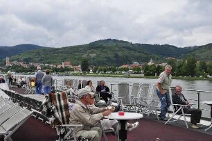 Passagiere eines Kreuzfahrtschiffes : Deutsche Passagiere liegen auf dem Sonnendeck eines Donau-Kreuzfahrtschiffes. Aufgenommen im Juni 2011
