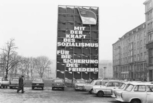 Parole zum 10. Parteitag der SED am Altmarkt : Dresden-Altstadt. Altmarkt. Stellwand mit Propaganda anläßlich des 10. Parteitages der SED