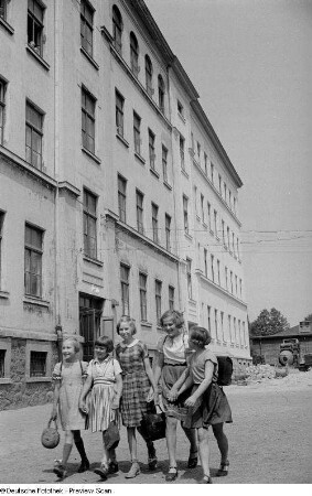 Fünf Schülerinnen vor dem Schulgebäude