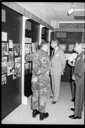 S/w-Fotografie: Eröffnung des Soviet Soldier Display im "McNair Museum" in Berlin-Lichterfelde