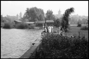 Estavayer-le-Lac: vom Ufer des Neuenburger Sees auf Schloss Chenaux