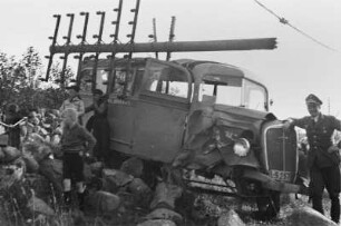 Unfall : Stark beschädigte Front eines Busses nach einer Kollision mit einem Strommasten.