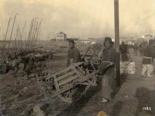 Tsingtau/ China: Einheimische mit Transportkarren