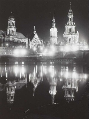 Dresden, Blick vom Neustädter Elbufer auf die Altstadt bei Nacht
