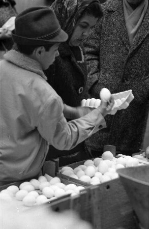 Marktbetrieb in der Alten Markthalle an der Kriegsstraße.