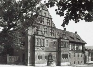 Bad Gandersheim, Abtei : Bad Gandersheim. Abtei. Südseite mit Elisabethbrunnen