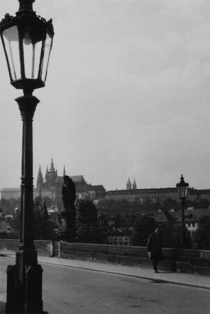 Blick von der Karlsbrücke über die Kleinseite zum Burgberg (Hradschin)
