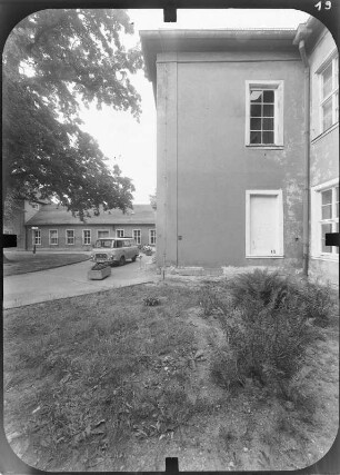 Hohenprießnitz (Zschepplin-Hohenprießnitz). Schloß Hohenprießnitz (1699-1702; H. Korb). Corps de logis. Mittelrisalit. Hofansicht