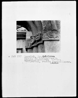 Rechter Kämpfer mit vegetabiler Ornamentik und Masken