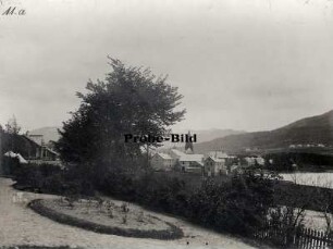 Vosswangen/ Norwegen: Blick auf Häuser und Kirche von Vosswangen vom Ufer eines Fjords