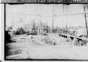 Soldaten der Technischen Betriebe der 27. Infanteriedivision in einer Schlosserei