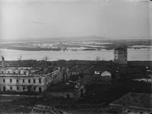 Kriegsbeschädigte Gebäude : Wohl Serbien. Durch Beschuss beschädigte Gebäude einer Stadt. Im Hintergrund Fluss mit Überschwemmungsflächen.