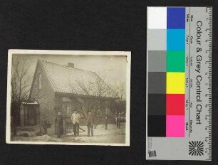 Foto einer Frau mit zwei Männern vor einem Haus [vermutl. Familie des Konrad Brau]