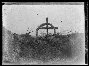 Soldatengrab "Preußengrab" am hinteren Aufwurf des Schützengrabens vor Hardecourt-aux-Bois (Dep. Somme, Frankreich)