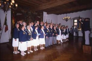 Coburg, Markt 1. Rathaus. Rathaussaal. Der gemischte Chor Pacific Singing Societies aus Kalifornien während eines Auftritts