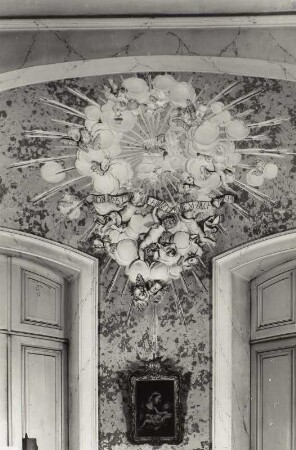 Gloriole über dem Weihwasserbecken : Jagdschloss Hubertusburg, Schlosskapelle, Inneres, Gloriole an der Eingangsnische über dem Weihwasserbecken