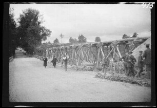 bei Tauroggen (=Tauragë, Bez. Tauragë, Litauen): unfertige Brücke aus Holz neben einer Ortstraße ("Brückenbau bei Tauroggen")