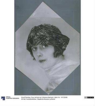 Frau mit Hut von Johanna Marbach