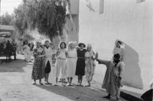 Reisefotos Marokko. Straßenbild mit Gruppe junger Frauen, vielleicht Prostituierte (wohl in Casablanca)