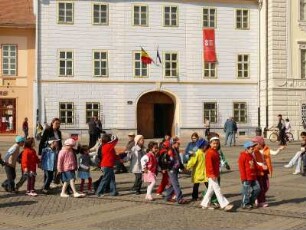 Kinder auf dem Marktplatz von Sibiu (Hermannstadt) in Siebenbürgen, Rumänien