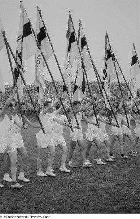 Mitglieder der Sportvereinigung Rotation während des Einzugs auf die Festwiese des Sportforums