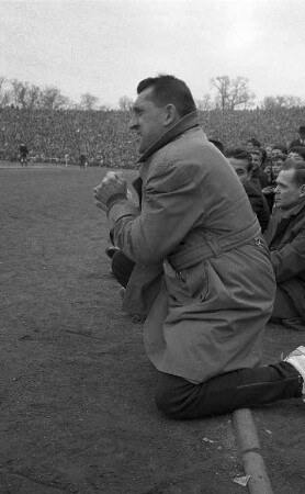 Fußballspiel KSC - FC Bayern München im Wildparkstadion.