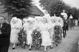Festumzug bei Hahnrupfen in Guhrow : Swjedźenski ćah při łapanju kokota na Górach : Guhrow / Góry