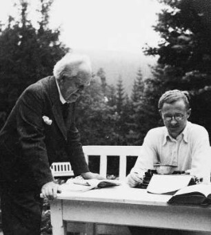 Gerhart Hauptmann und Erhart Kästner bei der Arbeit auf Haus Wiesenstein : Gerhart Hauptmann (links) und sein Sekretär Erhart Kästner bei der Arbeit auf Haus Wiesenstein in Agnetendorf