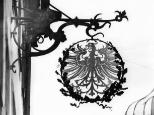 Wirtshausschild vom Gasthaus Zum Goldenen Adler : Wirtshausschild vom Gasthaus Zum Goldenen Adler. Schmiedeeisen, z. T. vergoldet. Immenstadt im Allgäu, Gasthaus Zum Goldenen Adler