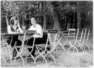 Paar im Biergarten