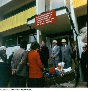 Übergabe der 20000. Wohnung im Wohnkomplex nördliche Bodenbacher Straße (1974-1976; N. Roch)