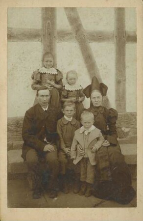 Gruppenbild einer Familie in Tracht