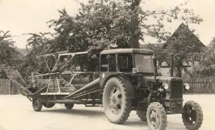 Traktor mit Mähmaschine in Steinitz : Traktor ze syčawu w Šćeńcy