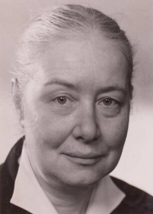Porträt Liselotte Welskopf-Henrich : Porträt Liselotte Welskopf-Henrich (1901-1979; Schriftstellerin, Drehbuchautorin, Historikerin). Fotografie 1956. Dresden: Deutsche Fotothek
