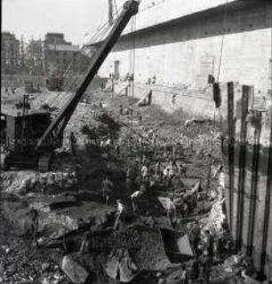 Bauarbeiter in der Baugrube zur Errichtung eines Großbunkers für deutsche U-Boote in einem Hafen an der französischen Atlantikküste