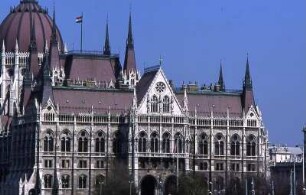 Budapest - Parlament : Parlamentsgebäude. Aufgenommen in Budapest 2001