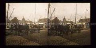 Fuhrwerk und Schiffe am Hafen, im Hintergrund Krantor, Danzig
