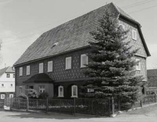 Neugersdorf, Wohnhaus : Neugersdorf (Kreis Löbau-Zittau), Wohnhaus, Karl-Liebknecht-Straße 27, um 1850, Straßenansicht mit Einfriedung