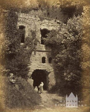 Studien vom Heidelberger Schloss und anderen Ruinen: Teil der Ruine Hardenburg mit Brunnenschale, Gesträuch und Staffagen