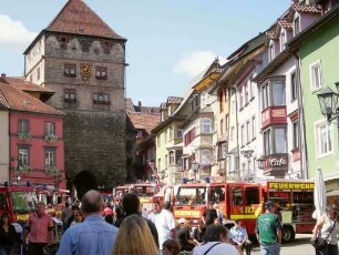 Stadtbefestigung-Torturm (Flötlinsturm) von Stadtseite (Süden) mit staufischen Buckelquadern im Kernbereich sowie veränderten Obergeschossen und Häusern