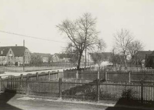 Holzhausen, Ortsansicht : Holzhausen, Dorfstraße. Blick zur Dorfkirche