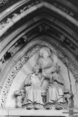 Tympanon mit "Marienkrönung" am Westportal der katholischen Pfarrkirche Löwenberg