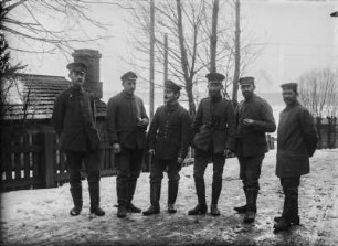 Soldatengruppe mit Rudolf Zimmermann : Eine Gruppe Soldaten in Uniform mit Rudolf Zimmermann (2. v. rechts)