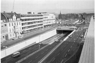Baufertigstellung der Kriegsstraßen-Unterführung beim Ettlinger-Tor-Platz.