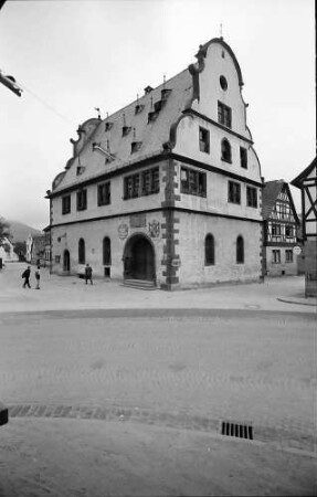 Bürgstadt: Rathaus mit Barockgiebel