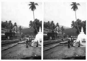 Kandy, Sri Lanka. Zahntempel. Einheimische vor Stupa